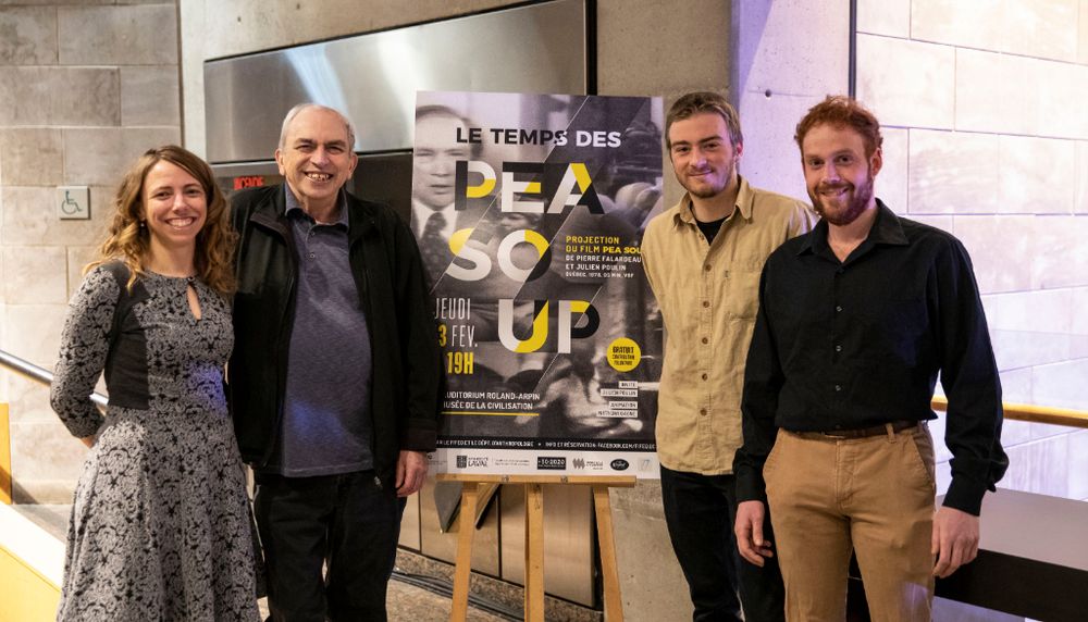 Natacha Gagné, professeure en anthropologie, Antoine Hamel et Arnaud Marchand, tous deux étudiants et membres du comité organisateur du FIFEQ, en compagnie de Julien Poulin avant la projection du film.