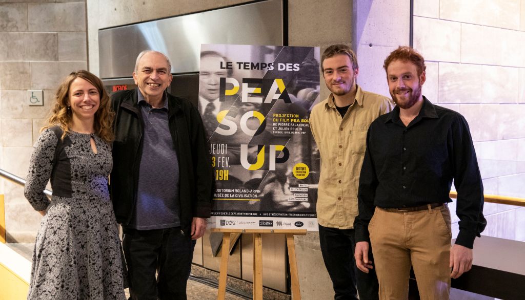 <p>Natacha Gagné, professeure en anthropologie, Antoine Hamel et Arnaud Marchand, tous deux étudiants et membres du comité organisateur du FIFEQ, en compagnie de Julien Poulin avant la projection du film.</p>