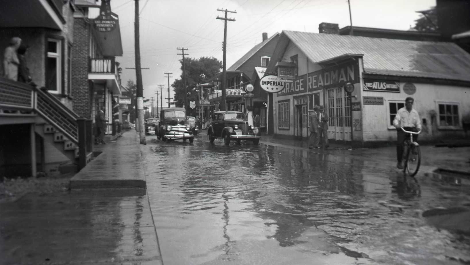 <p>Les inondations dans la région de Portneuf ne datent pas d’hier. Cette scène a été croquée à Saint-Raymond vers 1945.</p>