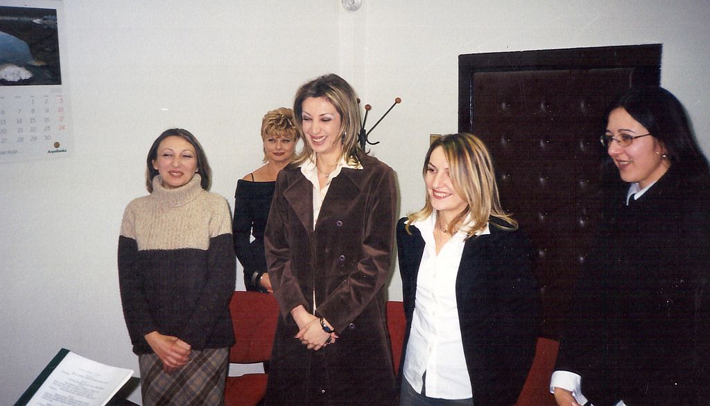 <p>Serbie, décembre 2002: mariage par procuration de Ljiljana, en compagnie de son amie Violetta.</p>