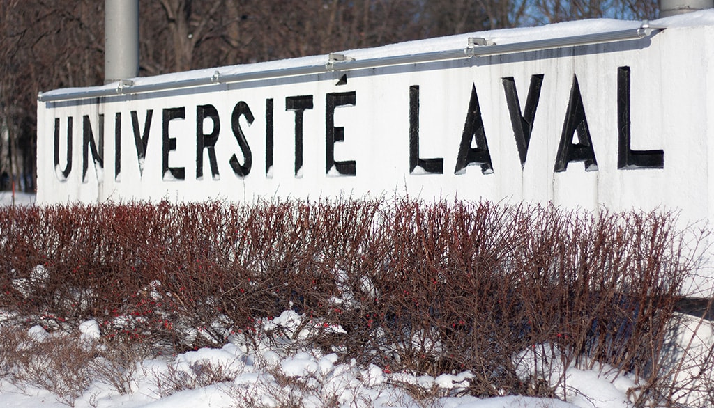 Monument à l'entrée du campus de l'Université Laval.