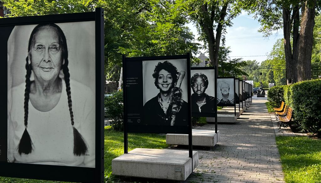 Enfilade de portraits de gens du quartier Saint-Roch par le photographe Yves Lavoie. À voir jusqu'au 31 juillet, alors que le reste du parcours se poursuit jusqu'au 8 septembre.