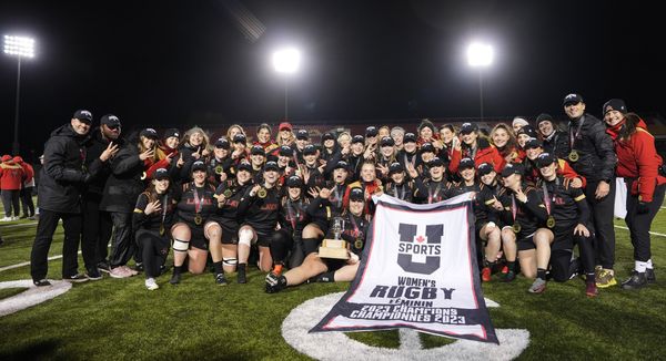 L’équipe de rugby féminin Rouge et Or de l'Université Laval, championne U SPORTS de la saison 2023.