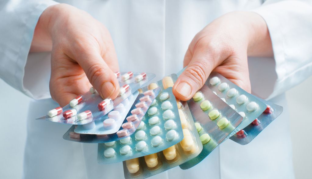 Les professionnels de la santé, en particulier les pharmaciens, ont un rôle important à jouer dans le processus de déprescription. Ils doivent faire équipe avec les patients et les proches aidants.