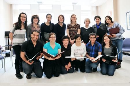 La chorale, qui réunit des chanteurs de tous les niveaux, est dirigée par Cindy Tremblay, une diplômée de la maîtrise en musique.