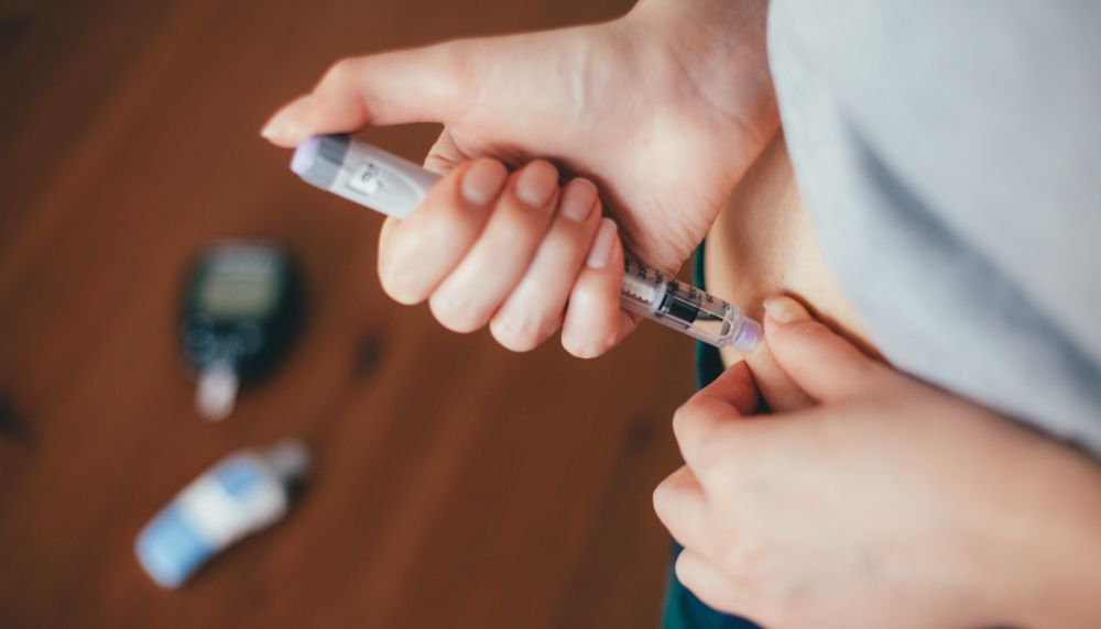 La santé des personnes atteintes de diabète de type 1 dépend de l’injection quotidienne d’insuline. Toutefois, si elle est mal dosée, cette injection peut causer l'hypoglycémie. Celle-ci peut se manifester par des maux de tête, des tremblements, des convulsions, une perte de conscience, voire la mort. 