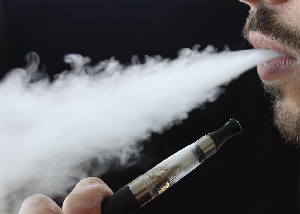 <p>La fumée de cigarette électronique semble nuire au contact entre les cellules responsables de la formation de tissu osseux et les implants. De plus, elle entraverait la formation de ciment par ces cellules. Ces résultats suggèrent que les implants pourraient mal s'intégrer à l'os immédiatement après l'intervention et que leur ancrage pourrait être compromis à plus long terme.</p>