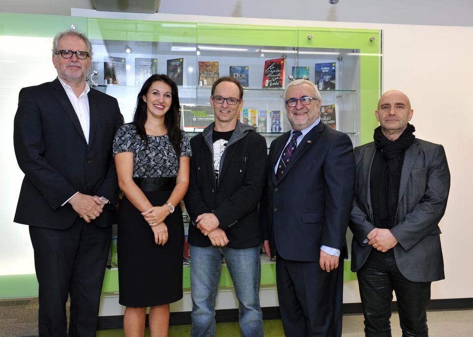 Étaient présents au moment du lancement de la résidence d'écrivain: Fernand Gervais, doyen de la Faculté des sciences de l'éducation, Loubna Ghaouti, directrice de la Bibliothèque, Camille Bouchard, écrivain en résidence, Bernard Garnier, vice-recteur aux études et aux activités internationales, et Thierry Belleguic, conseiller spécial – culture et innovation sociale.