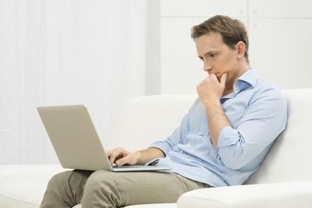 Un article impartial sur un sujet comme l'accouchement à la maison conduit à des positions équilibrées chez les lecteurs. Par contre, l'orientation des commentaires qui suivent l'article peut faire basculer l'opinion des lecteurs d'un côté ou de l'autre.