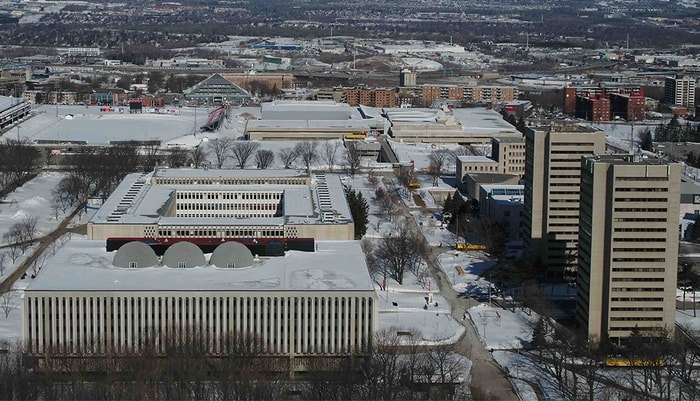 Vue aérienne du campus de l'Université Laval en hiver.