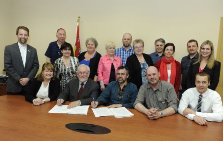<p>De gauche à droite: Diane Crépin, adjointe au vice-recteur aux ressources humaines, Michel Beauchamp, vice-recteur aux ressources humaines, Luc Brouillette, président du SEUL, Éric-Jan Zubrzycki, conseiller syndical au SEUL, Nicolas Bouchard-Martel, adjoint au vice-recteur. Sur la deuxième rangée, on aperçoit les deux équipes de négociation.</p>