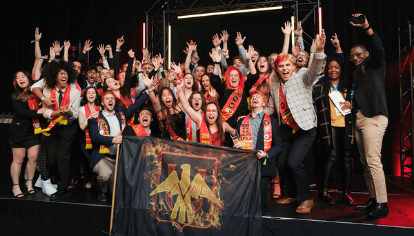 <p>La délégation de l’Université Laval lors de la remise du premier prix pour ses activités de charité, de bénévolat et de protection de l’environnement. Ces activités se sont déroulées à l’automne 2023. Les étudiants ont été notamment les plus écologiques possibles dans leurs déplacements et dans l’achat local. La délégation au complet a fait du bénévolat.</p>
