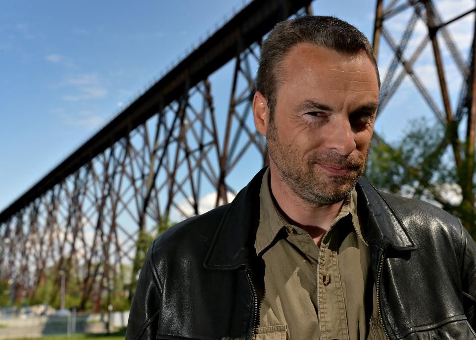 <p>Auteur reconnu, le doctorant Stéphane Ledien est fasciné par le tracel de Cap-Rouge, ce viaduc ferroviaire qui franchit la vallée de la rivière du Cap Rouge.</p>