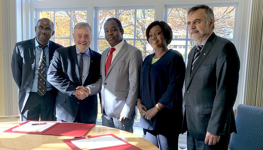 De gauche à droite : Issouf Soumaré, professeur et directeur des relations internationales à FSA ULaval, Rénald Bergeron, vice-recteur aux affaires externes, internationales et à la santé, Ousmane Samba Mamadou, directeur général du Centre ouest-africain de formation et d’études bancaires, Ndeye Amy Ngom Seck, directrice de la recherche et des partenariats de la Banque centrale des États de l’Afrique de l’Ouest, et Richard Poulin, directeur du Bureau international de l’Université Laval et adjoint au vice-recteur aux affaires externes, internationales et à la santé.
