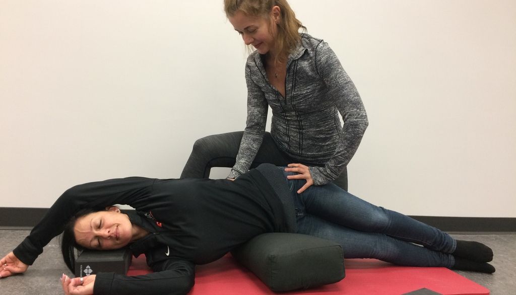 <p>Une séance de yoga thérapeutique, l’un des nombreux services offerts à la Clinique du PEPS.</p>