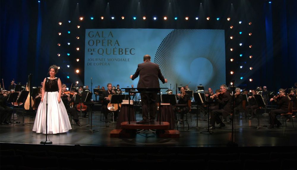 La professeure de chant Hélène Guilmette (à gauche) faisait partie des artistes au programme du gala.