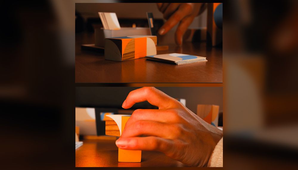 Cette réalisation de Yannicka St-Pierre, Luo, est un jeu dont le but est de reproduire la vue de haut présentée sur les cartes à l'aide de blocs de bois d'érable colorés. Un passe-temps à pratiquer en solo ou en duo, qui comprend deux niveaux de difficulté.