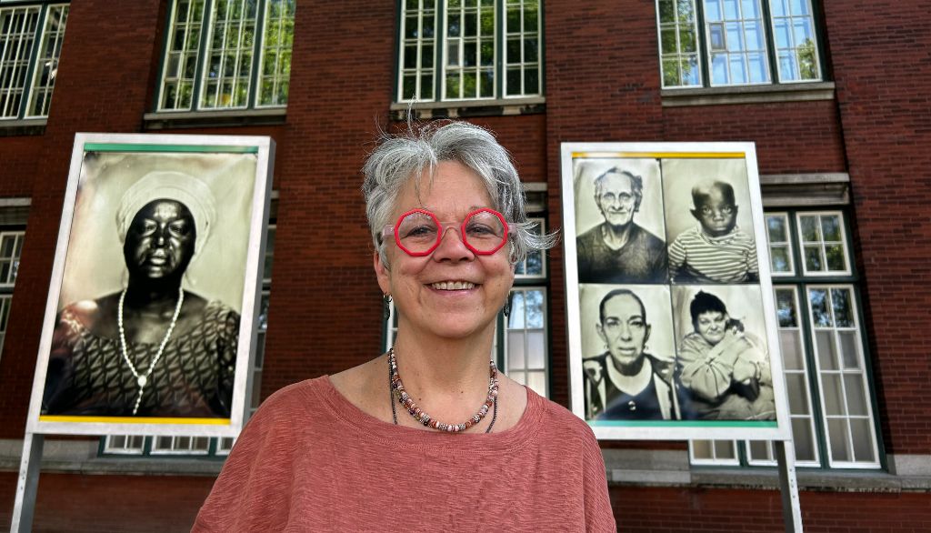 La professeure Francine Saillant à la station Langelier du parcours Illumina.