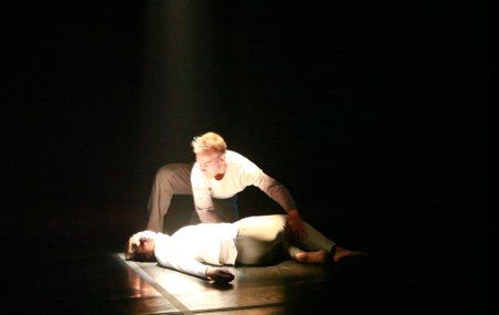 <p>Le spectacle (ENTRE) met les danseurs Josiane Bernier et Fabien Piché au coeur de la technologie, utilisant la musique et l'éclairage pour créer un univers poétique.</p>