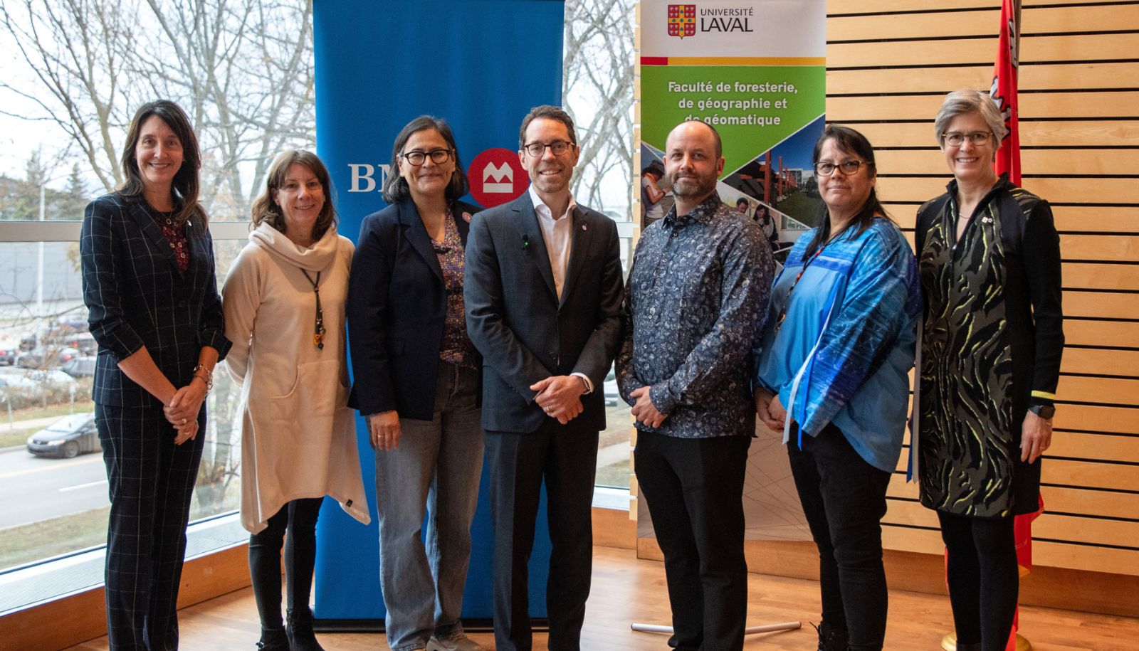 De gauche à droite, Caroline Girard, cheffe de la Direction de la philanthropie et des relations avec les diplômées et diplômés, Nancy Gélinas, doyenne de la Faculté de foresterie, de géographie et de géomatique, Michèle Audette, conseillère principale à la réconciliation et à l’éducation des Premiers Peuples, Grégoire Baillargeon, président de BMO Groupe financier – Québec, Jean-Michel Beaudoin, professeur au Département des sciences du bois et de la forêt et titulaire de la Chaire de leadership en enseignement en foresterie autochtone, Cheryl Tenasco-Whiteduck, gardienne du savoir algonquin, et Sophie D’Amours, rectrice de l’Université Laval.
