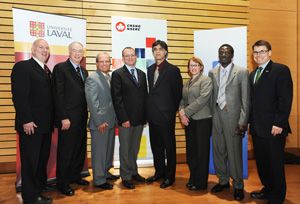 François Sauvé, adjoint au vice-recteur et directeur du Bureau des chaires, Vice-rectorat à la recherche et à la création, Denis Brière, recteur, Pierre Morin, président d'Alcoa Canada, Mario Fafard, titulaire de la Chaire, Houshang Darvishi Alamdari, professeur, Suzanne Fortier, présidente du Conseil de recherches en sciences naturelles et en génie du Canada, Moustapha Mbaye, vice-président Technologie, Innovation et Centre d'excellence Alcoa, Produits primaires mondiaux, et Guy Gendron, doyen de la Faculté des sciences et de génie.