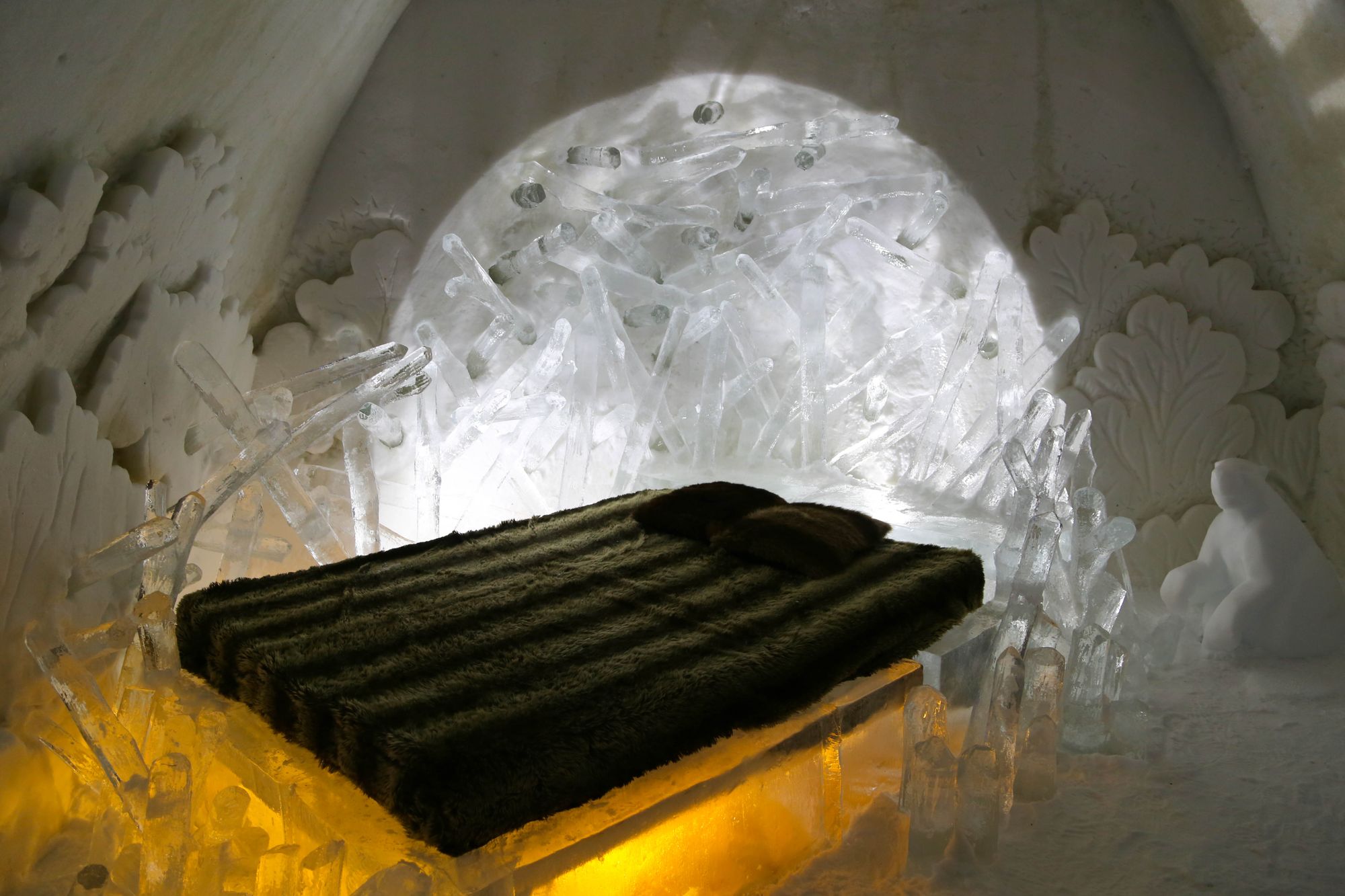 <p>«La cabane protectrice permet un arrêt rassurant dans le mouvement extérieur. C'est un lieu de repos dans le courant effréné de la rivière, une pause dans le flot d'évènements de nos vies. En effet, la hutte des rongeurs est englobante et confère à l'espace du lit un sentiment de protection et une chaleur rappelant nos intérieurs rassurants», explique l'étudiante sur sa planche de rendu.</p>
