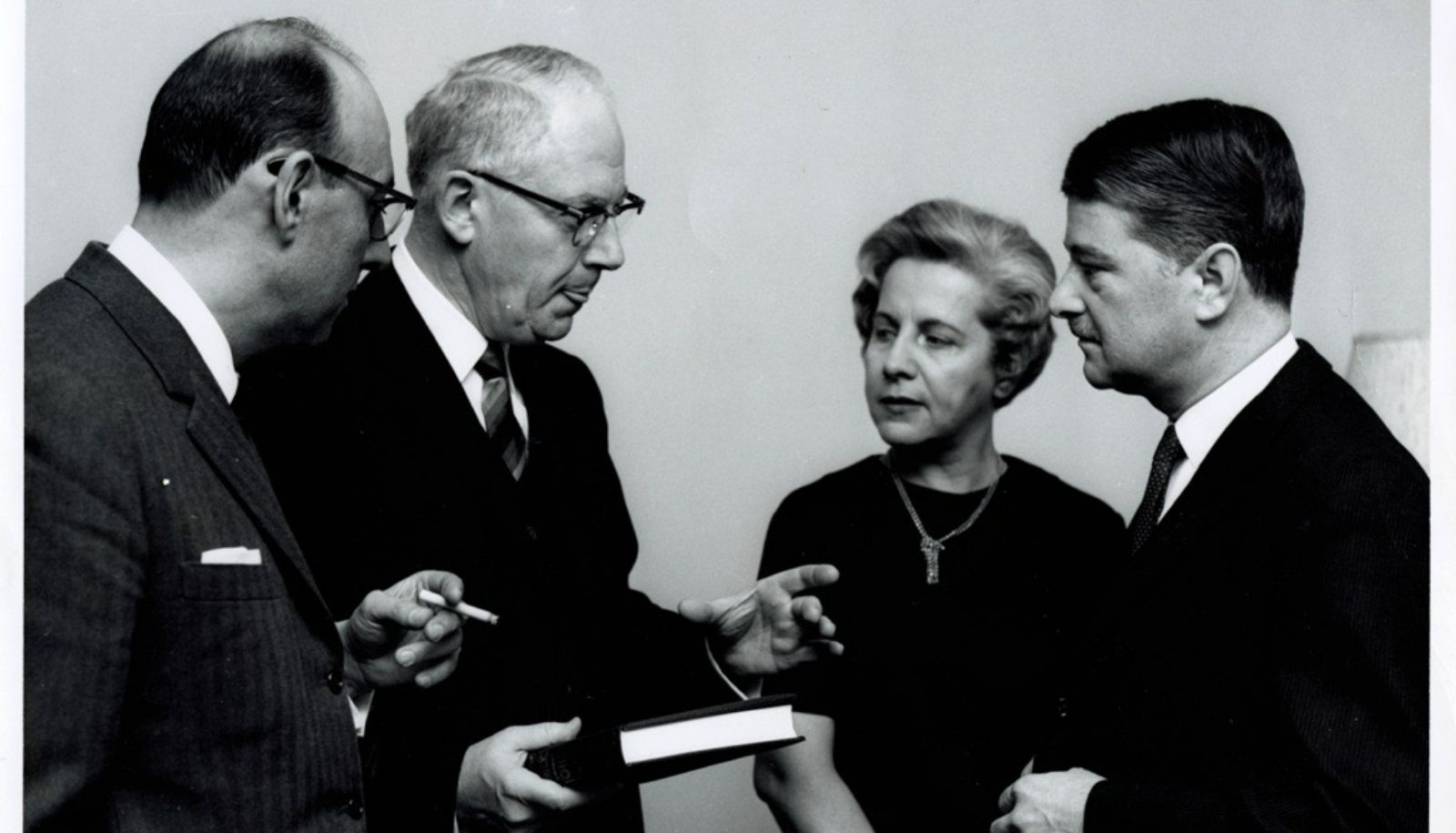 Jeanne Lapointe durant la Commission Parent avec, à sa droite, le ministre Paul Gérin-Lajoie. Elle a été corédactrice du rapport Parent, qui comptait cinq volumes totalisant quelque 1500 pages et environ 500 recommandations sur l'enseignement au Québec.