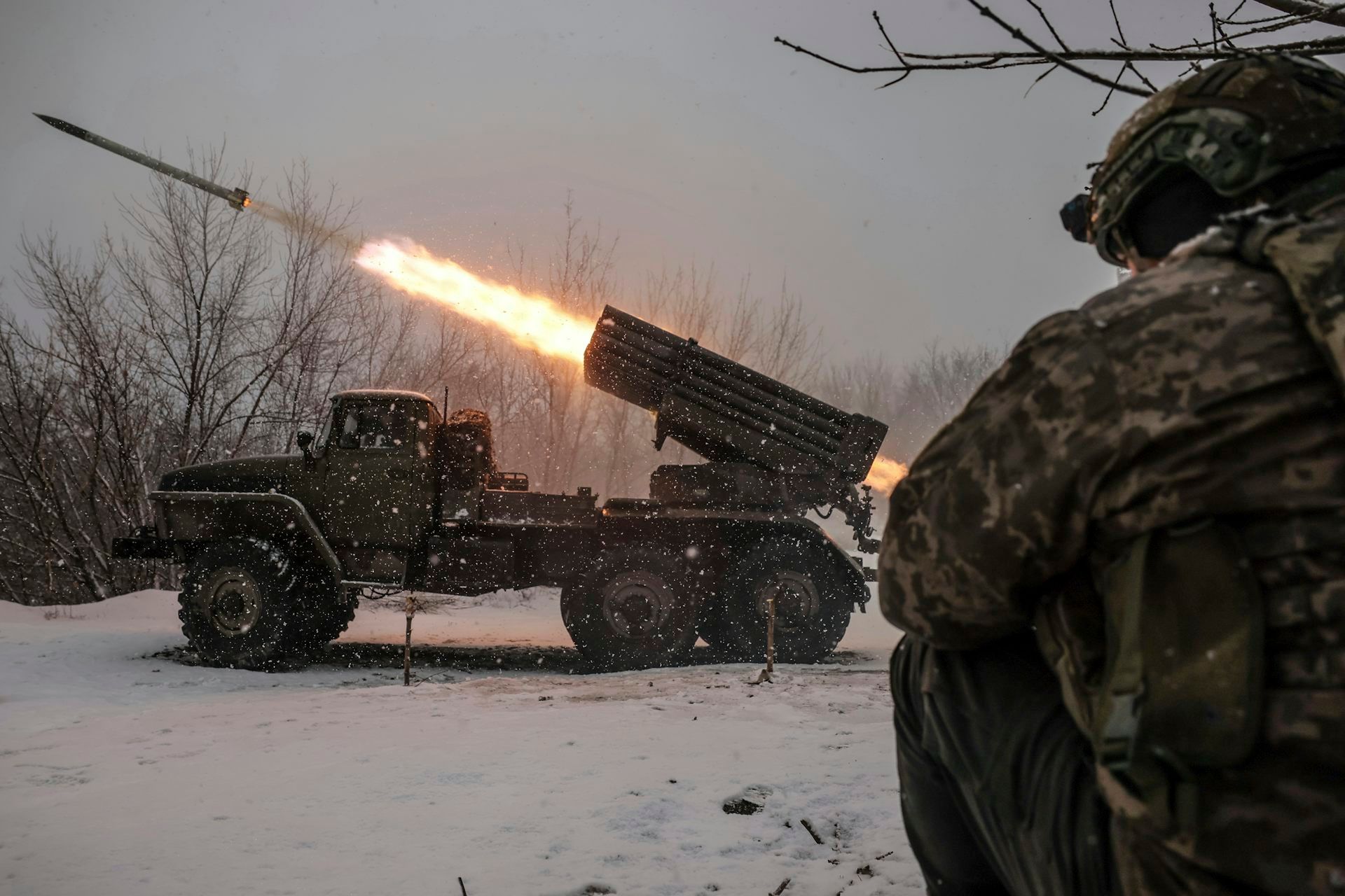 Sur cette photo fournie par le service de presse de la 24e brigade mécanisée d'Ukraine, des militaires ukrainiens tirent un missile en direction des positions de l'armée russe près de Chasiv Yar, dans la région de Donetsk, en Ukraine, le 15 février 2025.