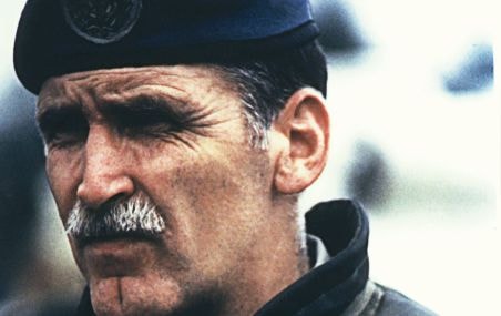 Le lieutenant-général Roméo Dallaire  alors qu'il commandait, en 1994, la Mission des Nations unies pour l'assistance au Rwanda (MINUAR), où il a été témoin du génocide ayant fait plus de 800 000 victimes rwandaises.