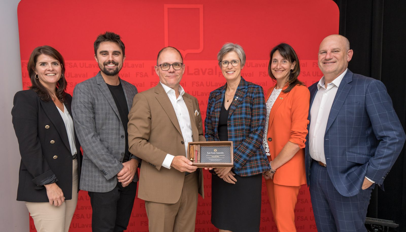 <p>François Dion entouré (de gauche à droite) de Maripier Tremblay, directrice du Département de management de FSA ULaval, Félix Lapointe, cofondateur des entreprises Ferreol, Sophie D'Amours, rectrice, Caroline Girard, cheffe de la Direction de la philanthropie et des relations avec les diplômées et diplômés,. et Frank Pons, doyen de FSA ULaval.</p>
