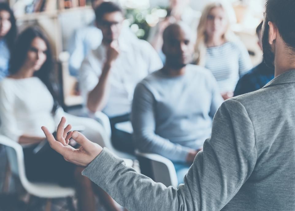 Dans l'atelier sur la conciliation travail-études, les participants partageront leurs expériences et leurs stratégies.