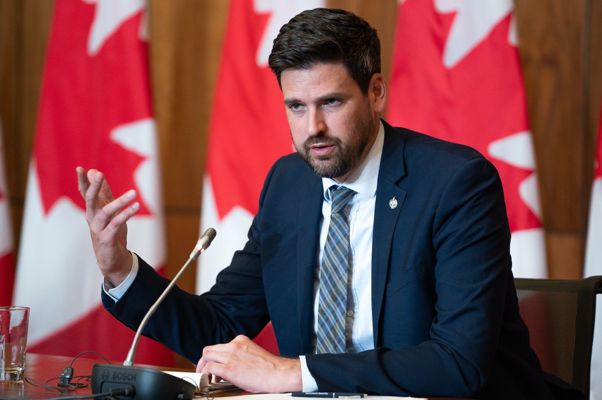 <p>Le ministre de l&#39;Immigration, des Réfugiés et de la Citoyenneté, Sean Fraser, lors d&#39;une conférence de presse, à Ottawa, le 19 avril 2023.</p>