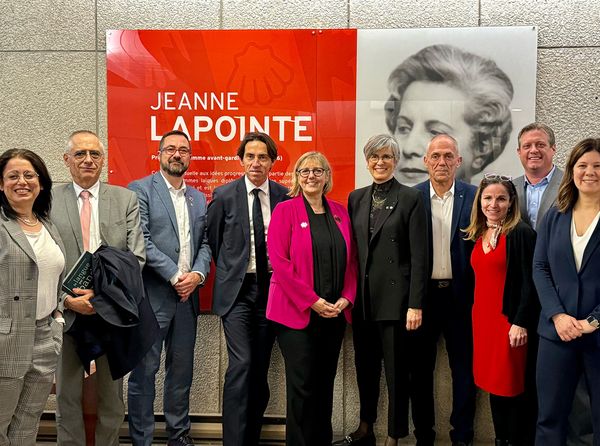 Au centre, Sylvie Retailleau, ministre française de l’Enseignement supérieur et de la Recherche, aux côtés de la rectrice Sophie D’Amours. Réunies sur le campus le 11 avril, elles étaient entourées de membres de la délégation française et de l’Université Laval. 