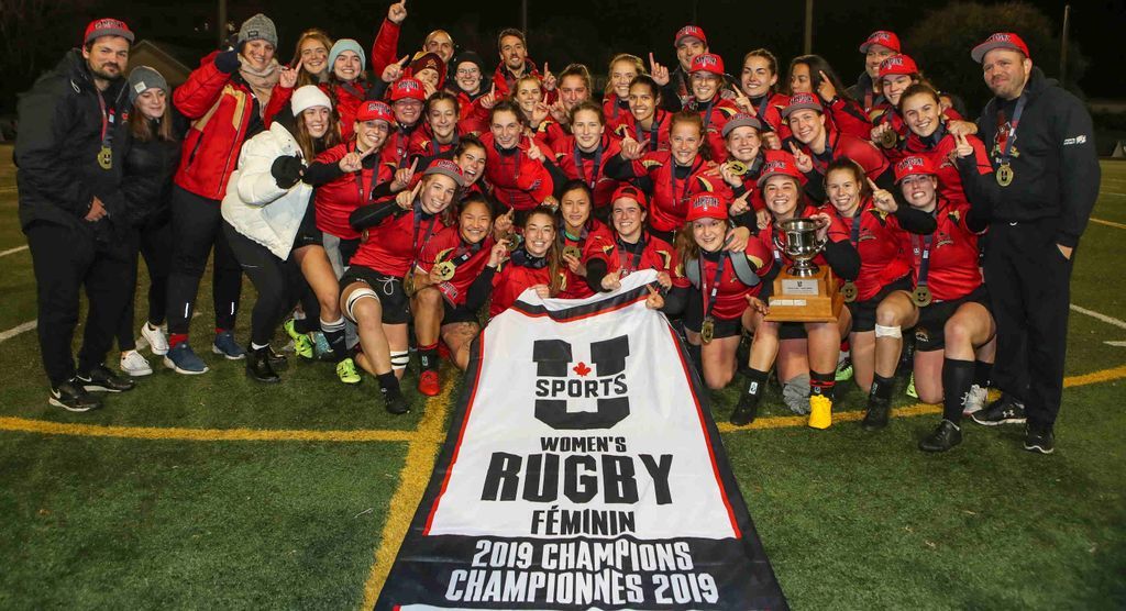 <p>L’équipe de rugby Rouge et Or de l'Université Laval célébrant son championnat.</p>