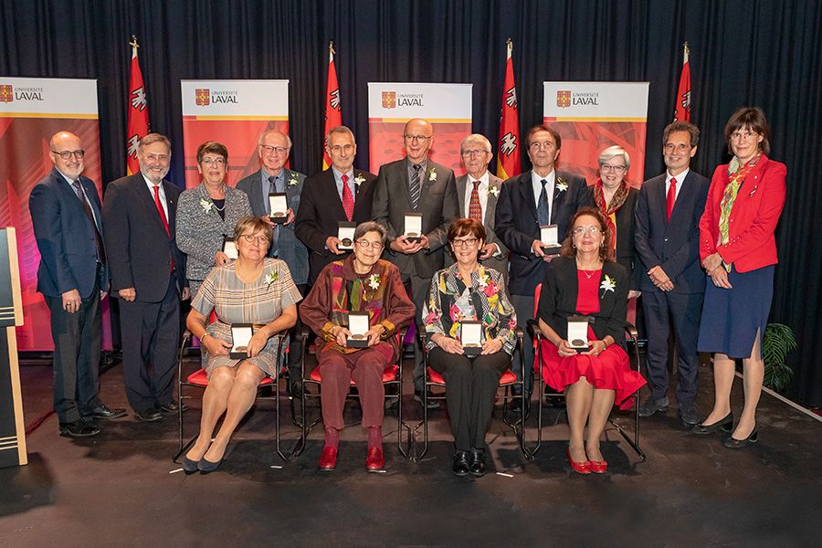 <p>Le mercredi 10 octobre, au Grand Salon du pavillon Maurice-Pollack, la direction de l’Université a honoré dix professeurs maintenant retraités. En 2018, l’Université leur avait décerné la plus haute reconnaissance qu’elle peut accorder à un membre du corps professoral, celle de professeur émérite. Ce sont, à l’avant: Diane Parent, Joan Glenn, Marie-France Ebacher et Thérèse Di Paolo-Chênevert. À l’arrière: Suzanne Hardy-Lemieux, épouse de Denis Lemieux (troisième à partir de la gauche), Jacques Huot, Louis Painchaud, Michel Vézina, Serge Leroueil et Gérard Hervouet. À l’arrière, les professeurs émérites étaient entourés, à gauche, par le vice-recteur adjoint à la recherche, à la création et à l’innovation, Michel J. Tremblay, et par le vice-recteur aux affaires externes, internationales et à la santé, Rénald Bergeron. À l’arrière droit se trouvaient la vice-rectrice aux ressources humaines, Lyne Bouchard (troisième à partir de la droite), le vice-recteur à l’administration, André Darveau et la rectrice Sophie D’Amours.</p>
