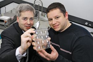 Les chimistes Mario Leclerc et Serge Beaupré
