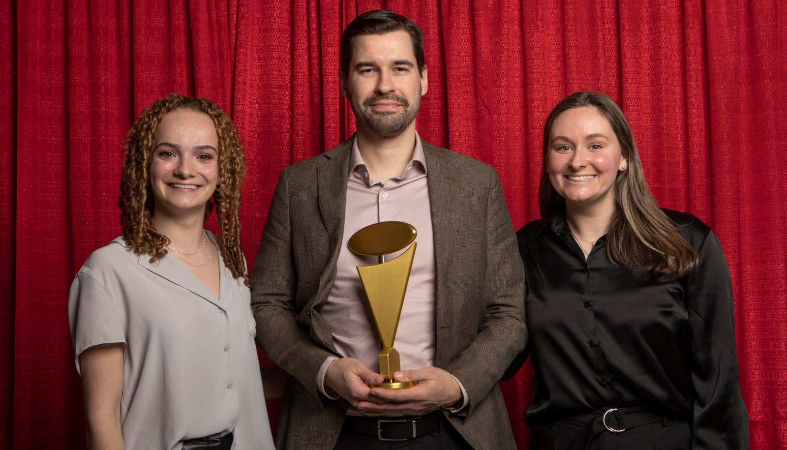 <p>Lors du dernier Gala de la vie étudiante, en plus de l'honneur individuel attribué à Jonathan Côté-Brassard dans la catégorie Personnel engagé, l'équipe de flag football a reçu le prix dans la catégorie Association étudiante. À gauche de l'entraîneur se trouve Anouk Grenier-Gagnon, l'auteure du témoignage ci-dessous.</p>