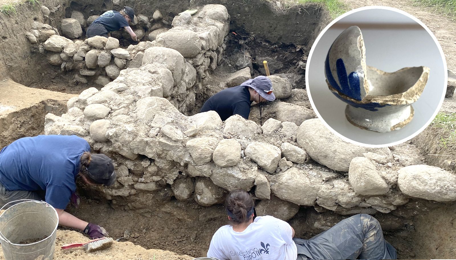 <p>Une étudiante et trois étudiants au baccalauréat en archéologie sont au travail dans la sous-opération 19A du site ferme de Cadet. On y voit les fondations en pierre des champs d'une maison du 19<sup>e</sup> siècle. En médaillon, fragments d'un bénitier en faïence blanche française datant entre 1700 et 1735 retrouvés cette année à la Ferme de Cadet.</p>