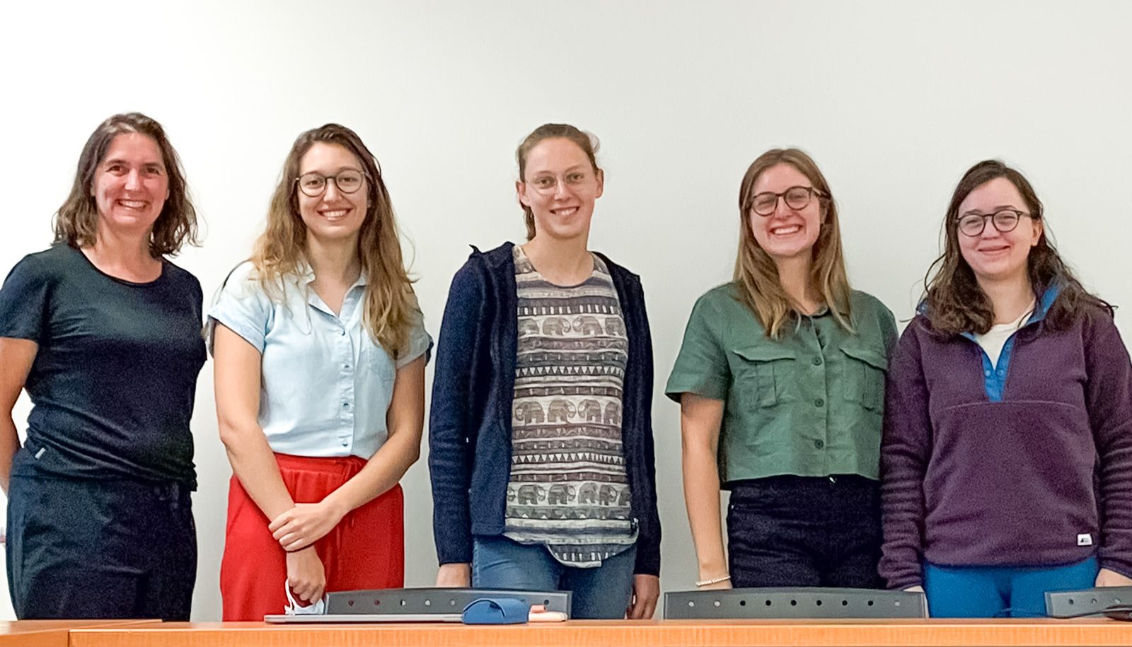 La professeure Nadia Aubin-Horth et les étudiantes Alicia Pageau, Roxanne Turgeon, Ariane Barrette et Jeanne Picher-Labrie.