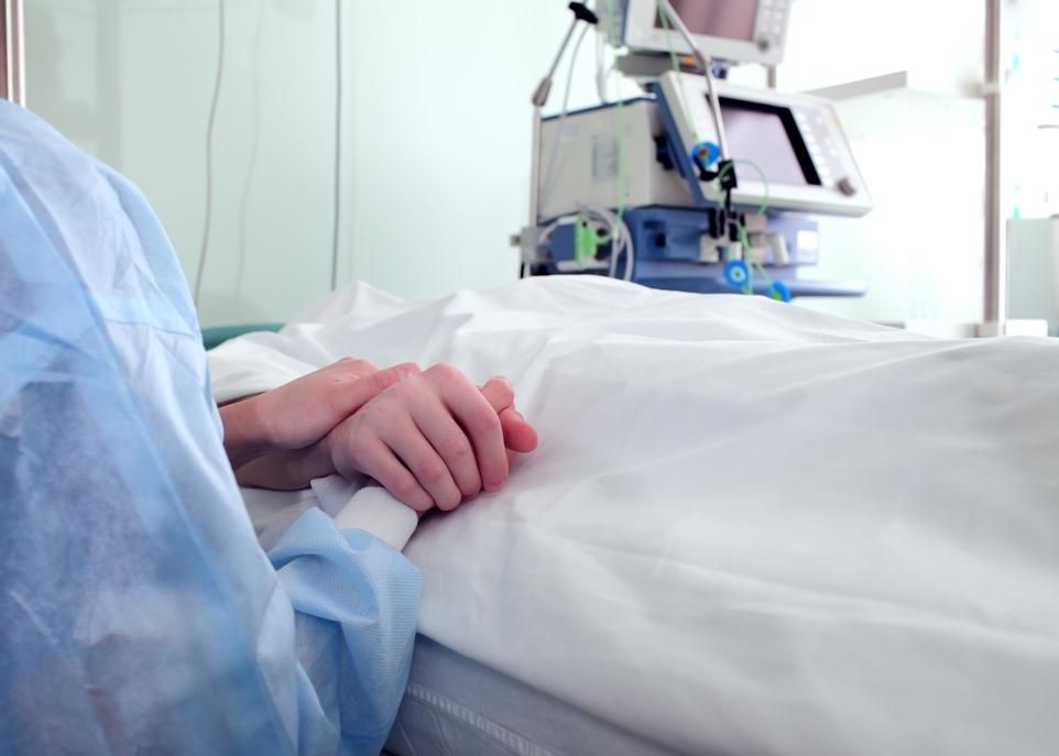 L'étude met en relief le dilemme des professionnels de la santé qui, par formation et par vocation, veulent aider les malades en leur prodiguant des soins, mais qui doivent faire face aux souffrances des personnes atteintes de SLA et à leur demande d'y mettre un point final.