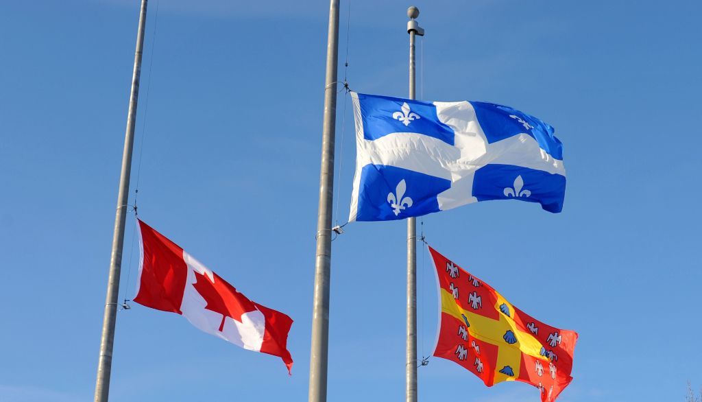 Drapeaux en berne à l'Université Laval.