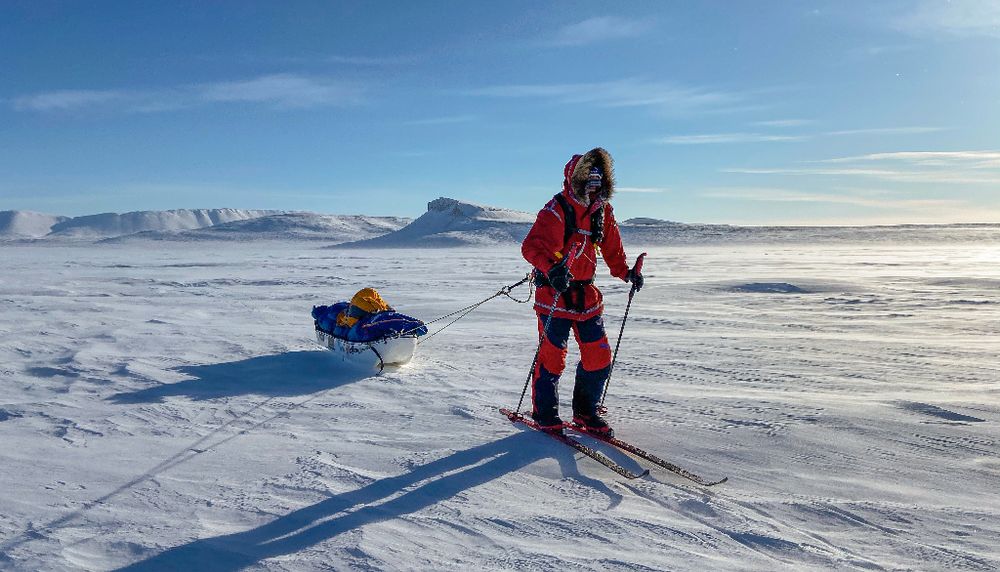 Un des membres de l’expédition Akor en déplacement sur la banquise du Haut-Arctique, un désert de glace et de neige balayé par le vent.