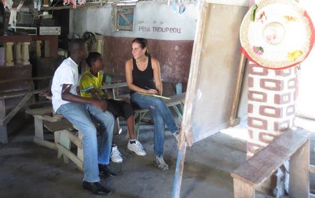 Shelley-Rose Hyppolite, professeure au Département de médecine sociale et préventive, discute avec deux élèves dans une école à Dorval, 4e section communale de Saint-Marc (Haïti), en février 2014.