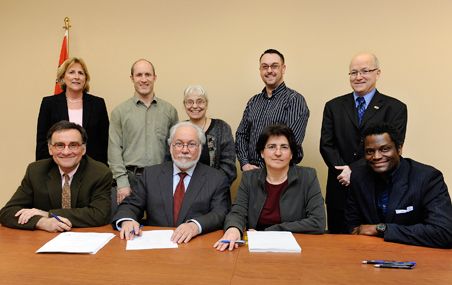 <p>À l'arrière, Renée Bellemare, Boris Mayer-St-Onge, Denyse Lamothe, Luc-André Lévesque, Guy Allard. Devant, Claude Paradis, Michel Beauchamp, Rachel Lépine, Réal Policar.</p>