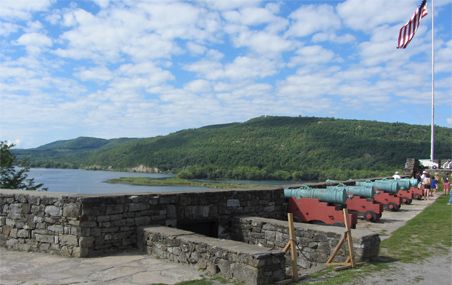 <p>Construit à l'extrémité sud du lac Champlain, l'ancien fort Carillon a été le théâtre, en 1758, d'une importante victoire militaire française sur l'armée britannique.</p>