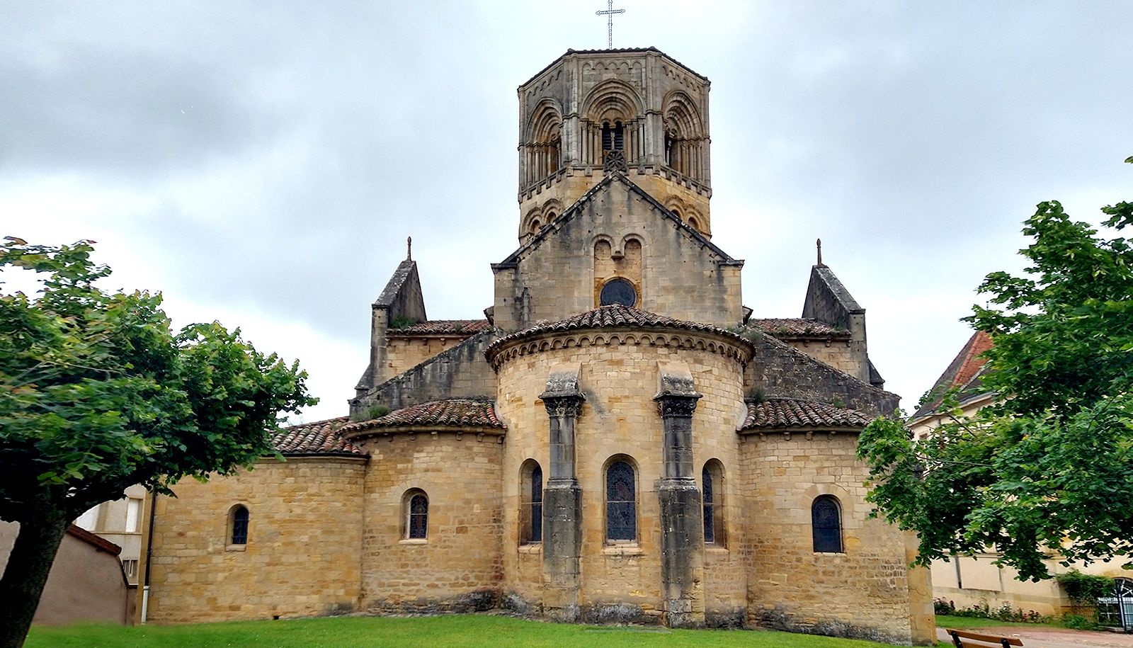 <p>Durant la première semaine de l’école d’été, les étudiants ont notamment visité la collégiale Saint-Hilaire de Semur-en-Brionnais.</p>