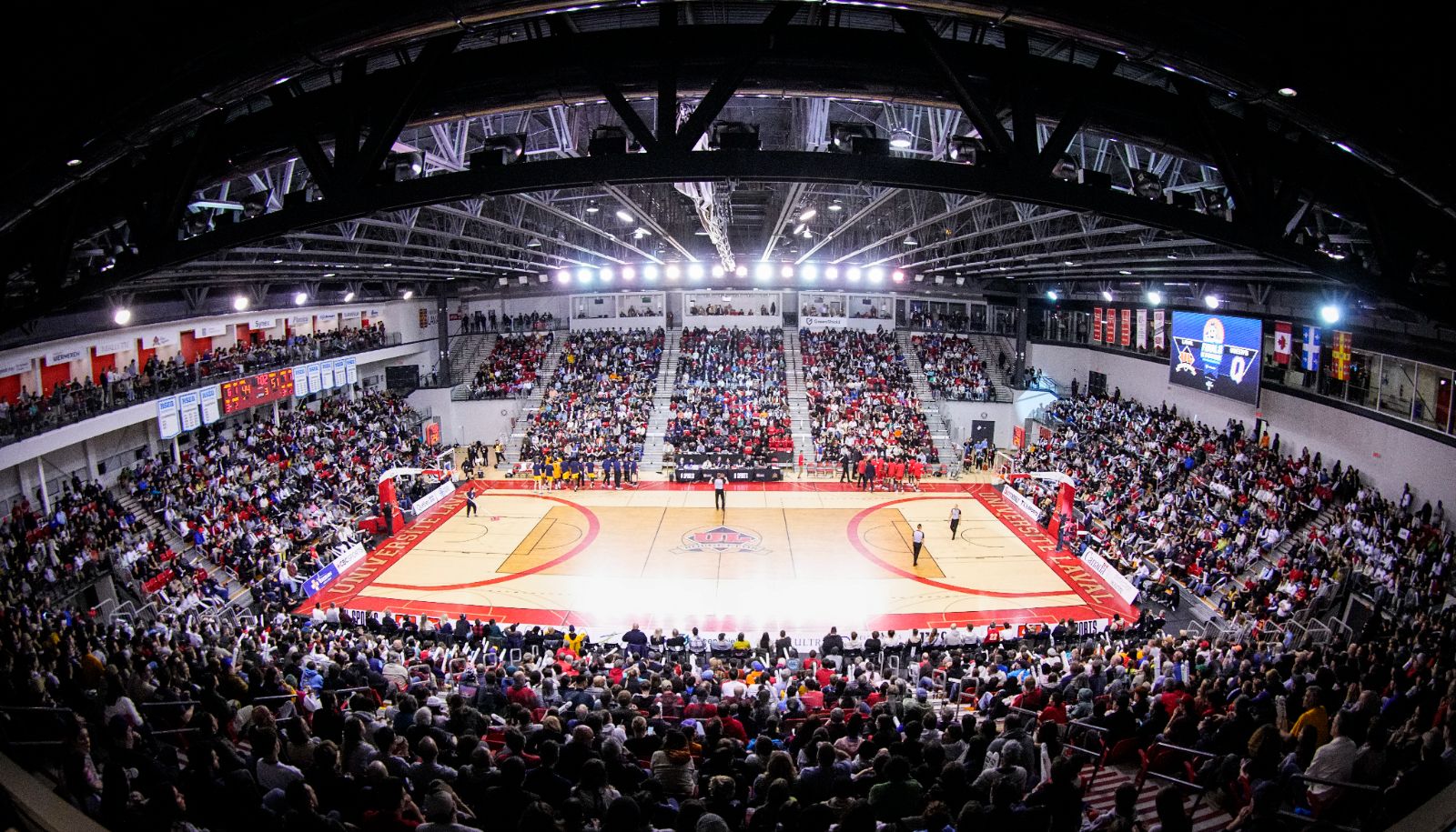 <p>Un aperçu de la foule durant le championnat canadien</p>