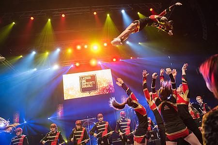 <p>Acrobaties, pirouettes, sauts: l'équipe de cheerleaders du club de football Rouge et Or a marqué de belle façon le coup d'envoi de la Grande campagne de l'Université.</p>