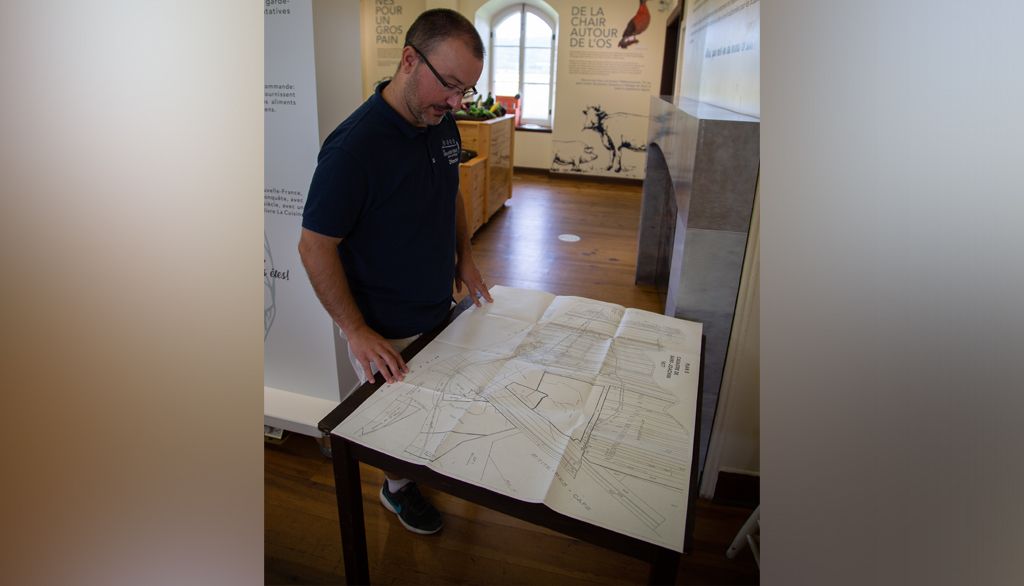 <p>Le directeur de la Grande Ferme, Nicolas Roumier, observe un cadastre de Saint-Joachim datant de 1877. «L'histoire de la Grande Ferme est étroitement liée à la construction et à l'évolution de la colonie de la Nouvelle-France. Sans la Grande Ferme, on n'aurait pas eu le développement du Québec», affirme-t-il.</p>