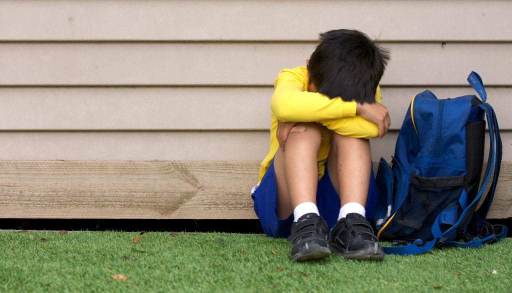 «Au tournant des années 2000, on voit de plus en plus de psychologues et d'intervenants dans les milieux scolaires prendre la parole publiquement pour dire que la violence n'est pas seulement physique et matérielle, comme celle des gangs de rue et des jeunes taxeurs, mais qu'elle est aussi psychologique, verbale, sournoise et invisible. On découvre l'intimidation telle qu'on la comprend aujourd'hui», relève l'auteur.